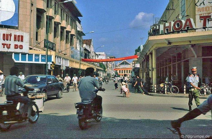 Ngã tư Tràng Tiền, Hàng Khay, Hàng Bài, Đinh Tiên Hoàng. Ảnh chụp năm 1991.